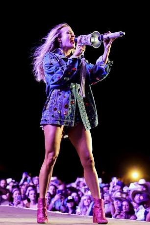 Carrie Underwood si esibisce sul palco durante il giorno 2 del festival della diligenza 2022 presso il campo di polo dell'impero il 30 aprile 2022 a indio, in California, foto di amy sussmangetty images for stagecoach