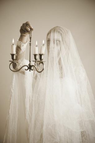 fantasma di una giovane ragazza in abito bianco con candele, alla ricerca di qualcosa che potrebbe interessarti anche a questi