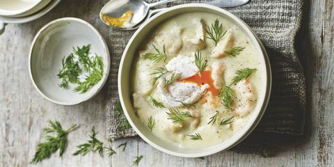 Zuppa di eglefino affumicato in una ciotola con uovo in camicia in cima