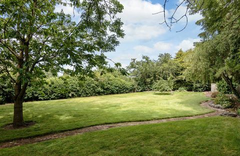 Giardino di The Barn House, Shropshire, con grande prato e percorso giardino