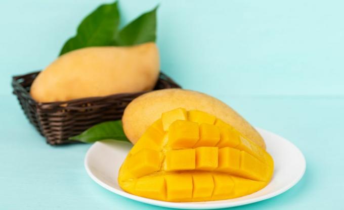 Primo Piano Di Frutta Mango In Piatto Su Sfondo Blu