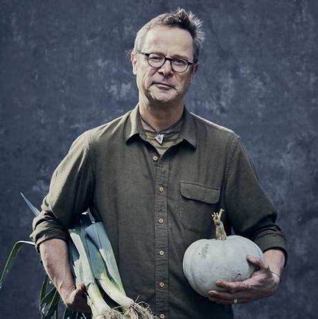 Hugh fearnley whittingstall fotografato da aluncallender per cluk nel giardino del cottage sul fiume