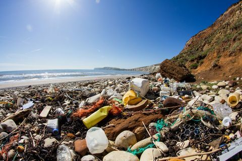 spiaggia di rifiuti di plastica