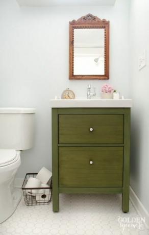 pSe il tuo bagno ha un lavandino su piedistallo (leggi: spazio di archiviazione zero) abbandonalo per un a href" http: www.housebeautiful.comlifestyleorganizing-tipsg2784ikea-bathroom-hacks? slide4" target" _blank" IKEA vanitya invece. Questo è dotato di due diversi cassetti profondi e, grazie a uno strato di vernice verde, ha un aspetto assolutamente unico.ppem data-redactor-tag" em" a href" http: www.thegoldensycamore.com201408ikea-bathroom-vanity-update.html" target" _blank" Vedi di più su The Golden Sycamore » em