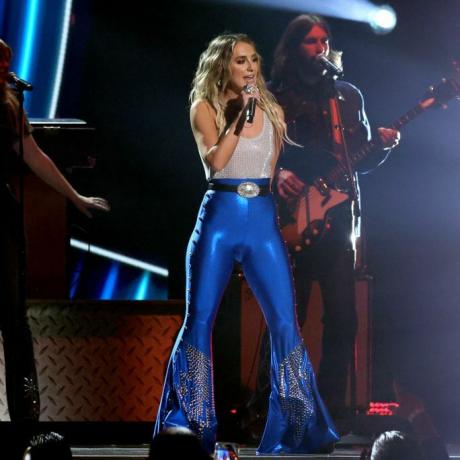 frisco, texas 11 maggio lainey wilson si esibisce sul palco durante la 58a accademia dei premi di musica country al ford center at the star l'11 maggio 2023 a frisco, texas foto di theo wargogetty images