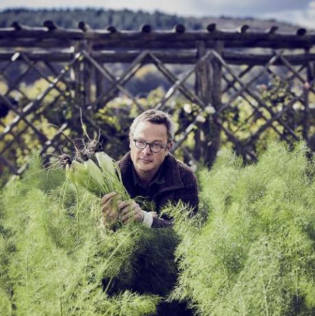 Hugh fearnley whittingstall fotografato da aluncallender per cluk nel giardino del cottage sul fiume