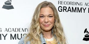 leann rimes abs crop top video di instagram