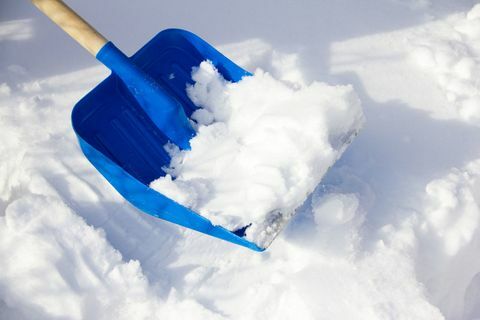 Uno studio medico avverte le persone di non spalare la neve a causa del rischio di infarto
