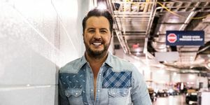 nashville, tennessee 11 giugno luke bryan visto dietro le quinte per la notte 4 del 50° cma fest allo stadio nissan l'11 giugno 2023 a nashville, tennessee foto di john shearergetty immagini per cma