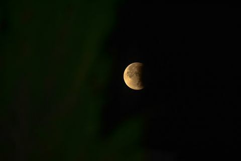 La luna può essere vista durante un'eclissi lunare parziale in ...