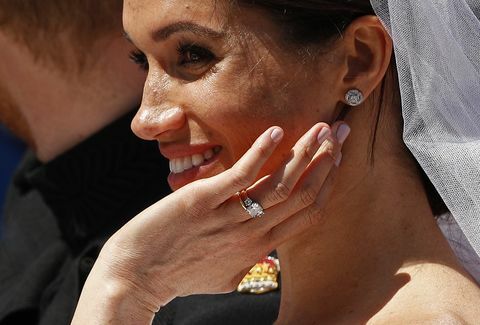 Il principe Harry e Meghan Markle indossano fedi nuziali