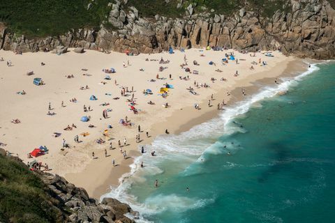 I visitatori prendono il sole sulla spiaggia di Porthcurno vicino a Penzance il 28 giugno 2018.