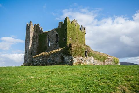 Le antiche rovine del castello di Ballycarbery sul Ring Of Kerry, Irlanda