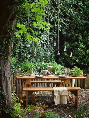 Tavolo da giardino all'ombra