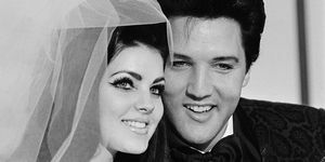 didascalia originale 511967 las vegas, il cantante nv elvis presley e la sua sposa priscilla ann beaulieu, posa per la fotografia seguente il loro matrimonio all'hotel aladdin presley, 31 anni, ha conosciuto la sua sposa di 22 anni quando era di stanza in germania durante il suo esercito servizio