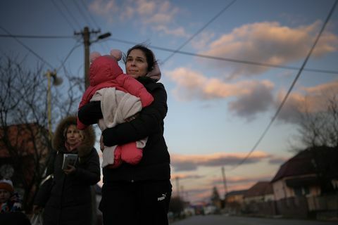 velke slemence, slovacchia 10 marzo i rifugiati in fuga dall'ucraina camminano verso il centro di accoglienza al valico di frontiera di velke slemence il 10 marzo 2022 a velke slemence, slovacchia altro più di due milioni di persone sono fuggite dall'ucraina nei paesi vicini da quando la Russia ha lanciato un'invasione su larga scala del paese il 24 febbraio foto di christopher furlonggetty immagini