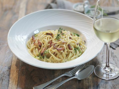 Linguine alla carbonara con pancetta affumicata, uova fresche, noce moscata, panna, parmigiano e pepe nero