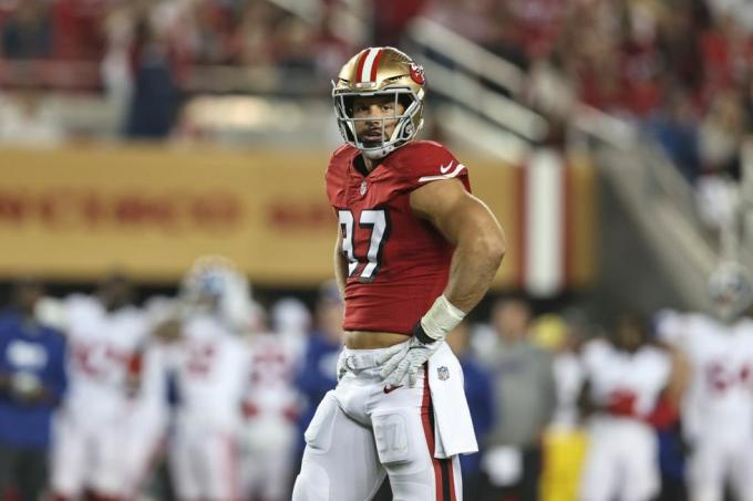 santa clara, california, 21 settembre nick bosa 97 dei san francisco 49ers guarda durante una partita di calcio nfl tra i san Francisco 49ers e i New York Giants al Levis Stadium il 21 settembre 2023 a Santa Clara, California, foto di Michael Owensgetty immagini