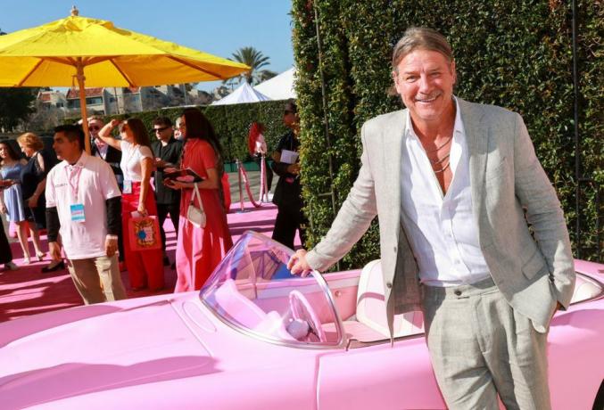 Ty Pennington e un'auto rosa sul tappeto rosso di Barbie