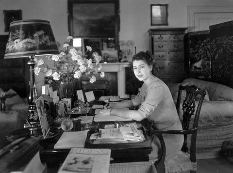 19 luglio 1946 la principessa elisabetta lavora alla sua scrivania a buckingham palace foto di lisa sheridanstudio lisagetty images