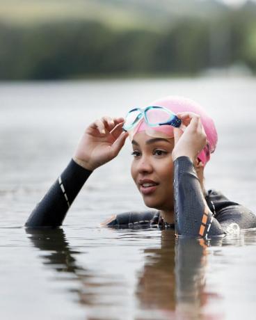 donna in Cornovaglia, Regno Unito, nuotare nel lago