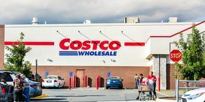 Fairfax persone con carrelli della spesa pieni di generi alimentari, prodotti che escono dal negozio Costco in Virginia nel parcheggio