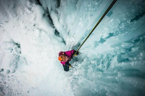 alpinismo donna neve ghiaccio