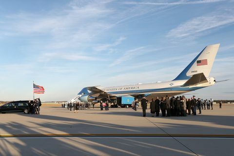 Corpo del presidente George H.W. Bush arriva alla base comune Andrews