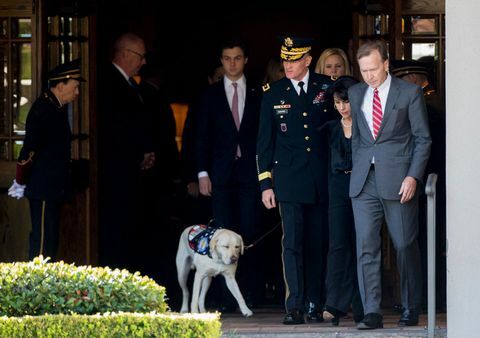 Cerimonia di partenza tenuta come corpo del presidente Bush volato a Washington DC