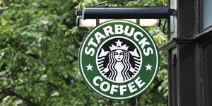 Edimburgo, Scozia luglio 19, 2011 un caffè Starbucks segno al di fuori di un caffè Starbucks outlet a Edimburgo Royal Mile Starbucks Corporation è una catena internazionale di caffè e caffetterie con sede a Seattle, Washington