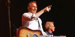 nashville, tennessee 26 ottobre kevin costner si esibisce con la sua band modern west sul palco del ryman auditorium il 26 ottobre 2021 a nashville, tennessee foto di terry wyattgetty images