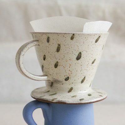 più e versare il caffè in ceramica