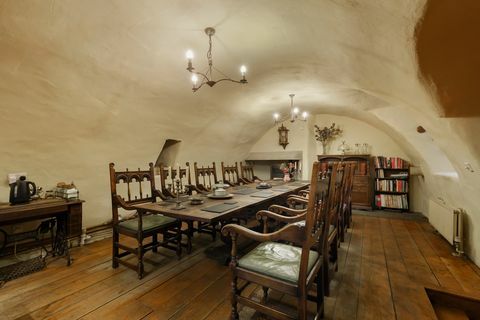 Sala da pranzo con un grande tavolo 