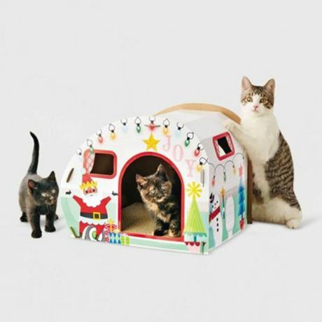 Classica casetta natalizia per gatti in camper