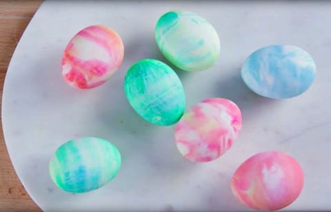 Come preparare le uova di Pasqua marmorizzate con la frusta fresca