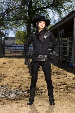 donna giapponese in costume da cowgirl tutto nero