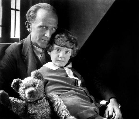 AA. Milne e il figlio Christopher Robin e il suo orsacchiotto nel 1926