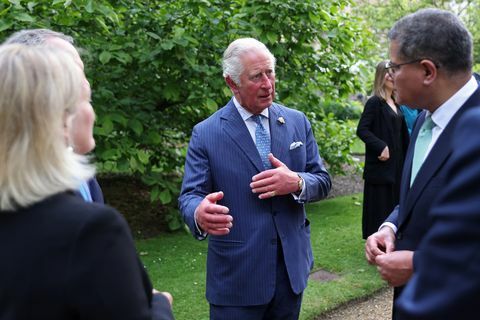 il principe carlo britannico, il principe di galles c parla con il presidente britannico per cop26 alok sharma r durante un evento al palazzo di st james a londra il 10 giugno 2021, dove il principe ha svelato il terra carta prince charles giovedì ha annunciato le coalizioni di transizione terra carta, un collettivo globale organizzato che lavora insieme per guidare gli investimenti verso un futuro sostenibile per natura, persone e pianeta l'incontro e l'annuncio delle coalizioni fanno parte della più ampia attività del G7 che si svolge in Cornovaglia foto di chris jackson pool afp foto di chris jacksonpoolafp via immagini di getty