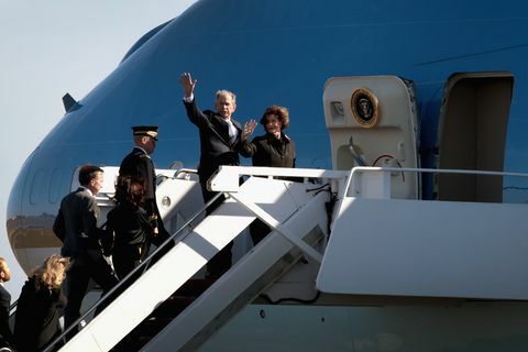 Cerimonia di partenza tenuta come corpo del presidente Bush volato a Washington DC