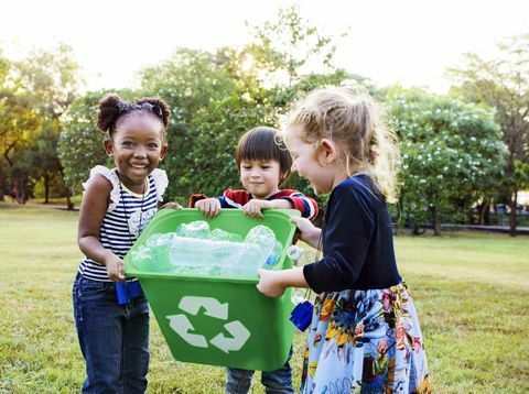 gruppo di bambini scuola ambiente di beneficenza volontario