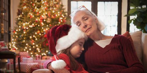 Nonna e figlia che fanno un sonnellino a natale