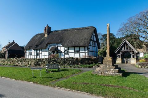 cottage con tetto di paglia in vendita nel Worcestershire