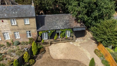 incantevole cottage dal tetto di paglia in vendita nel bedfordshire