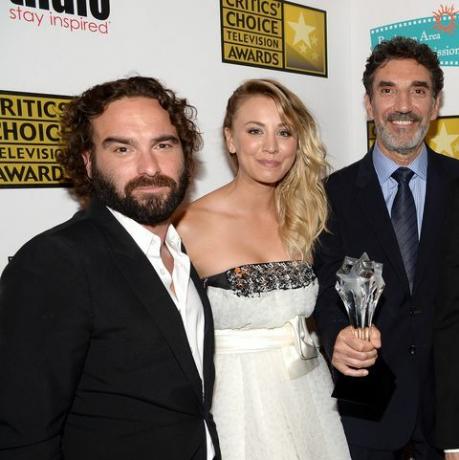 los angeles, ca 10 giugno l r attori johnny galecki e kaley cuoco, i produttori chuck lorre e bill prady, l'attrice melissa rauch e il produttore steven molaro arrivano alla trasmissione televisiva associazioni dei giornalisti terza edizione dei premi televisivi della scelta della critica al beverly hilton hotel il 10 giugno 2013 a beverly hills, california foto di jason merrittgetty immagini per ccta