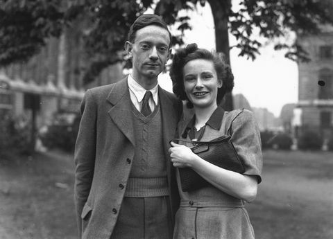 Christopher Robin e la fidanzata Lesley de Selincourt nel 1948