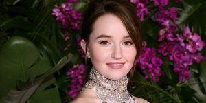 kaitlyn dever partecipa alla prima di Universal Pictures Ticket to Paradise in top all'americana e gonna abbinata