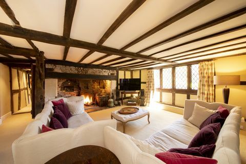 storico cottage con tetto di paglia in vendita nel Wiltshire