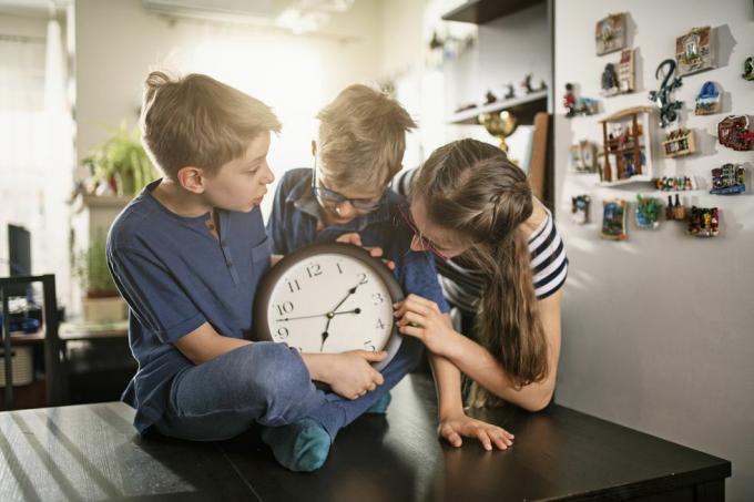 bambini che giocano a uno scherzo del primo di aprile