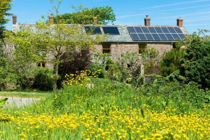 Pannelli solari e scambiatore di calore sul tetto per l'acqua calda su una proprietà d'epoca in Cornovaglia, Inghilterra meridionale, Regno Unito