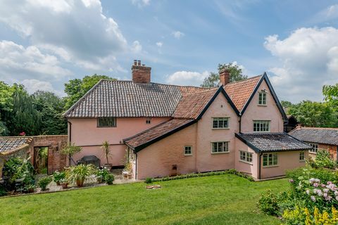 proprietà rosa con vigneto in vendita nel suffolk